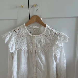Vit blus med spets och volang - Jätte gullig blus från hm❤️