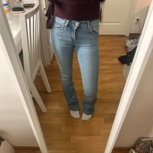 Midwaist jeans  - Säljer mina favorit Jeans i midwaist format, är i ett stretchigt material! Har gått upp dom lite längst ner men annars inga andra defekter! 