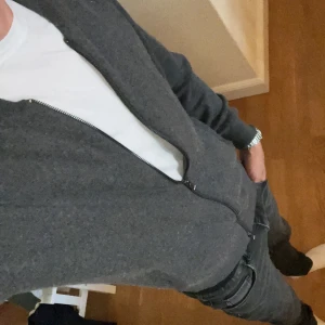 Mörk grå tröja från Massimo Dutti - Mörk grå tröja från Massimo dutti, storlek M. 8/10 