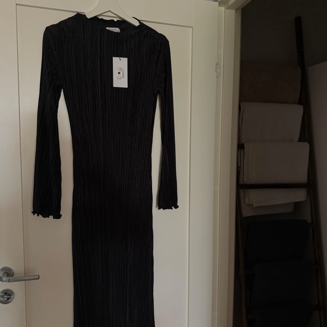 Svart plisserad långklänning Stockh LM