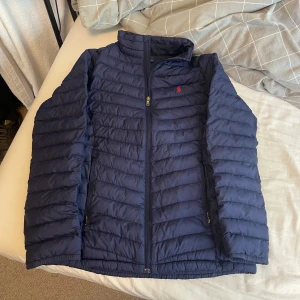 Ralph Lauren jacka  - Säljer nu en Ralph Lauren jacka i bra skick som är storlek barn XL vilket motsvarar storlek herr S, jackan är tun men värmer väldigt mycket vilket är perfekt till när det snart blir lite kallare, priset är 650kr men kan också diskuteras lite vid snabb affär