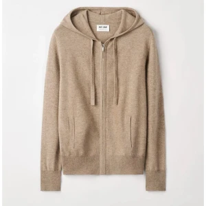 Beige hoodie i kashmir från Soft Goat - Säljer min älskade beige hoodie från Soft Goat i mjuk kashmir. Tröjan har huva med snörning, dragkedja framtill och två fickor. Tröjan är i bra skick, och postar så fort jag kan! ❤️