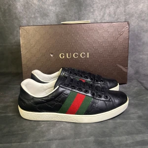 Gucci monogram GG sneaker - Mycket fint skick | Size uk 8 passar 42  | box och gucci kort medföljer | fraktar spårbart inom 24 timmar |  för att köpa klicka ” köp nu” | vid frågor skriv ett meddelande |