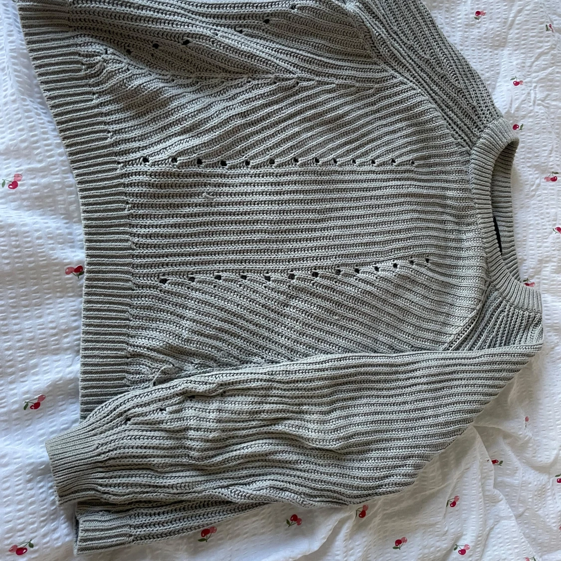 Beige stickad tröja med hålmönster