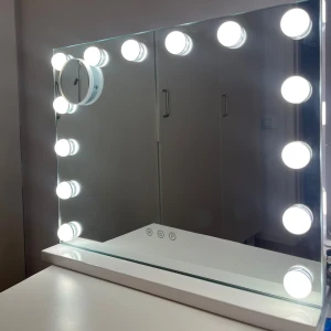 Stor sminkspegel med LED-belysning - Hej, Säljer denna sminkspegel med inbyggda LED-lampor.  spegeln är i helt nytt skick (kartong finns även kvar) säljer vidare den då storleken inte passade till mitt rum. Pris 650 kr kan diskuteras vid snabb affär! ❤️