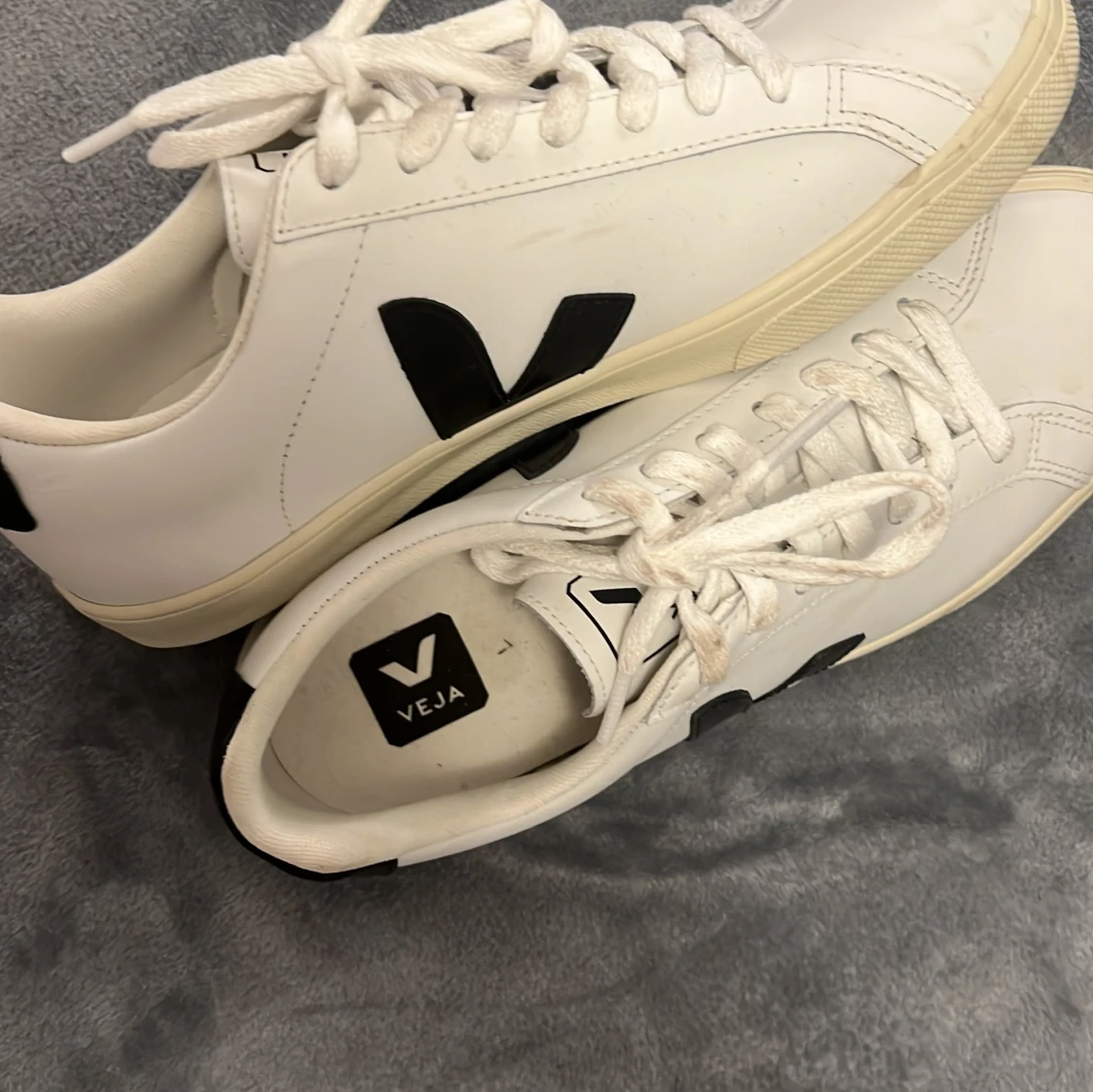 Vita sneakers från Veja med svart logga - 2