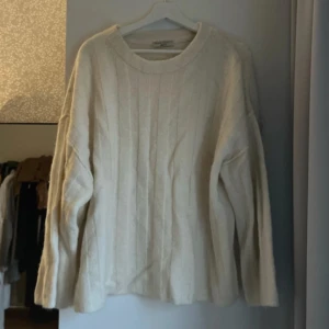 Gina Tricot Tröja - Stickad fin Gina Tricot tröja använd fåtal gånger! Inget anmärkningsvärt! creme färg