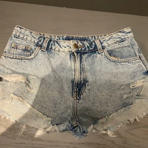 Ljusblå slitna jeansshorts - Blåa jeansshorts storlek M från Zara, inte använda jättemycket 