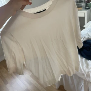Vit stickad tshirt  - Tunn i materialet 