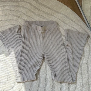 Beige ribbade byxor med utsvängda ben - Utsvängda byxor från ginatricot i storlek M. 