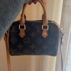 Liten handväska  - Kommer inte till användning💗 köpte av en annan här på plick men den ser ut som ny. Skriv för fler frågor, pris kan diskuteras