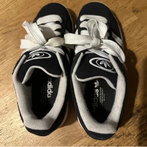Adidas Campus sneakers svart/vit mocka - Säljer mina adidas campus i väldigt bra skick, säljer dom på grund av att dom inte kommer till användning. 