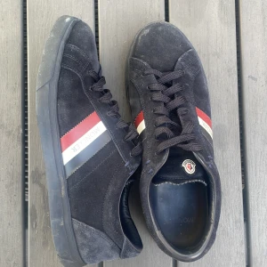 Moncler skor  - Nypris~3800. Skick 8,5/10. Om man fräschar upp dom blir det väldigt bra skick. Skickar inom 1 dag. Ingenting medföljds. OBS pris kan diskuteras vid snabb affär. Om du undrar något så är det bara att hojta till!