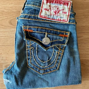 True Religion Jeans Joey Super T  - True religion jeans, storlek 25, bootcut/flare, mycket bra skick, 35cm midja, 90cm längd 70cm innerben och 21 cm ben öppning. 