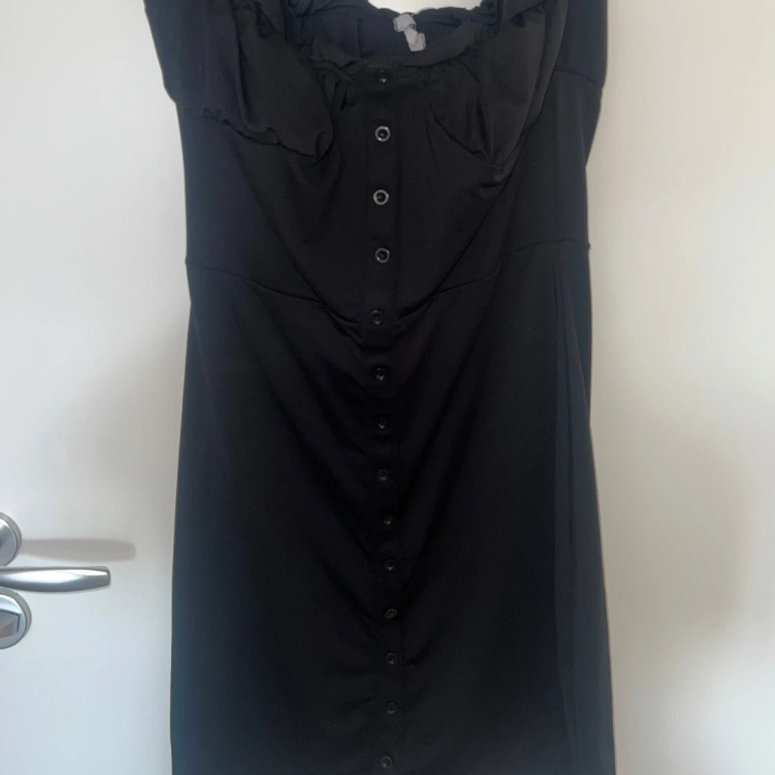 Svart klänning med volangaxlar