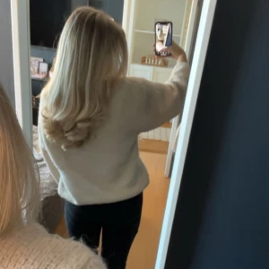 Beige Lindex kofta - Super fin beige kofta från Lindex i storlek s/xs men skulle säga att den passar medium också! Säljer då jag köpte en annan färg☺️💗