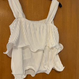 Topp - Oanvänd vit volang topp perfekt för kalas, fest eller en vanlig dag!! Säljer då den inte passar min stil❣️❣️