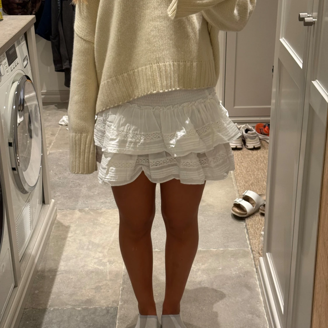 Vit volangkjol med spetsdetaljer