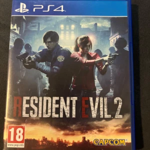 Resident Evil 2 PS4 - Resident Evil 2 är en intensiv och prisbelönt skräckupplevelse där du spelar som Leon S. Kennedy eller Claire Redfield i ett zombieinfesterat Raccoon City. Perfekt för dig som gillar spänning, action och överlevnad i en mörk och skrämmande värld.