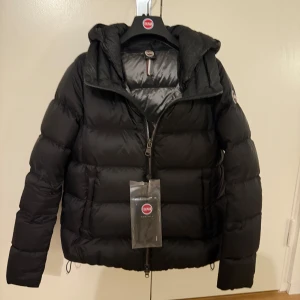 Colmar vinterjacka - Colmar LADIES DOWN JACKET i färgen BLACK-DARK STEEL. Endast använd fåtal gången under förra vintern. Köpt för 5999kr. Skriv för fler bilder på lappar och tagg💕🙌🏽Storlek 34 i EU storlek och den har en avtagbar luva!