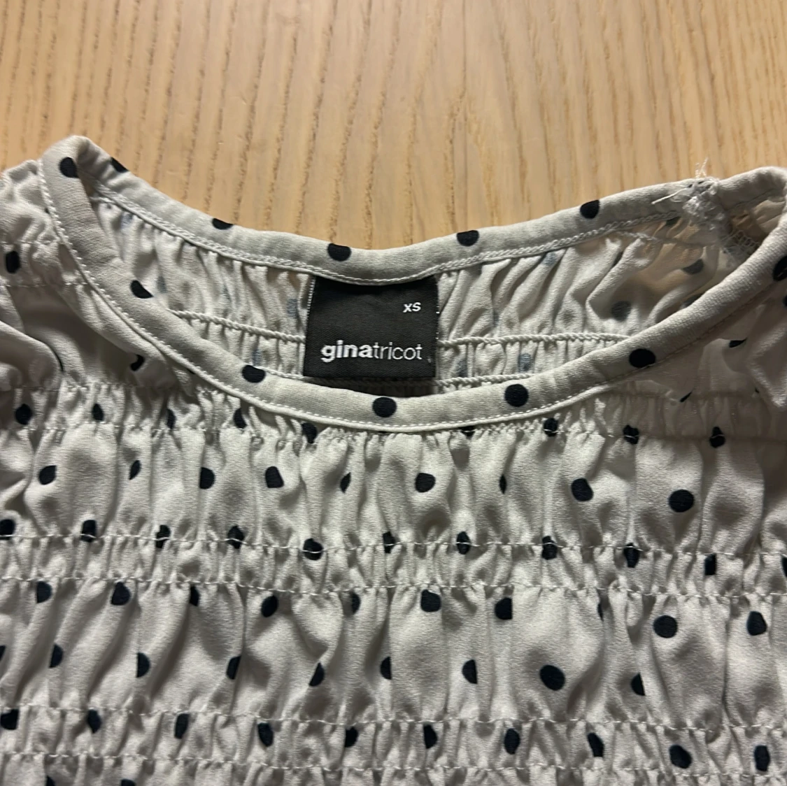 Prickig blus med volang från Gina Tricot💖 - 1