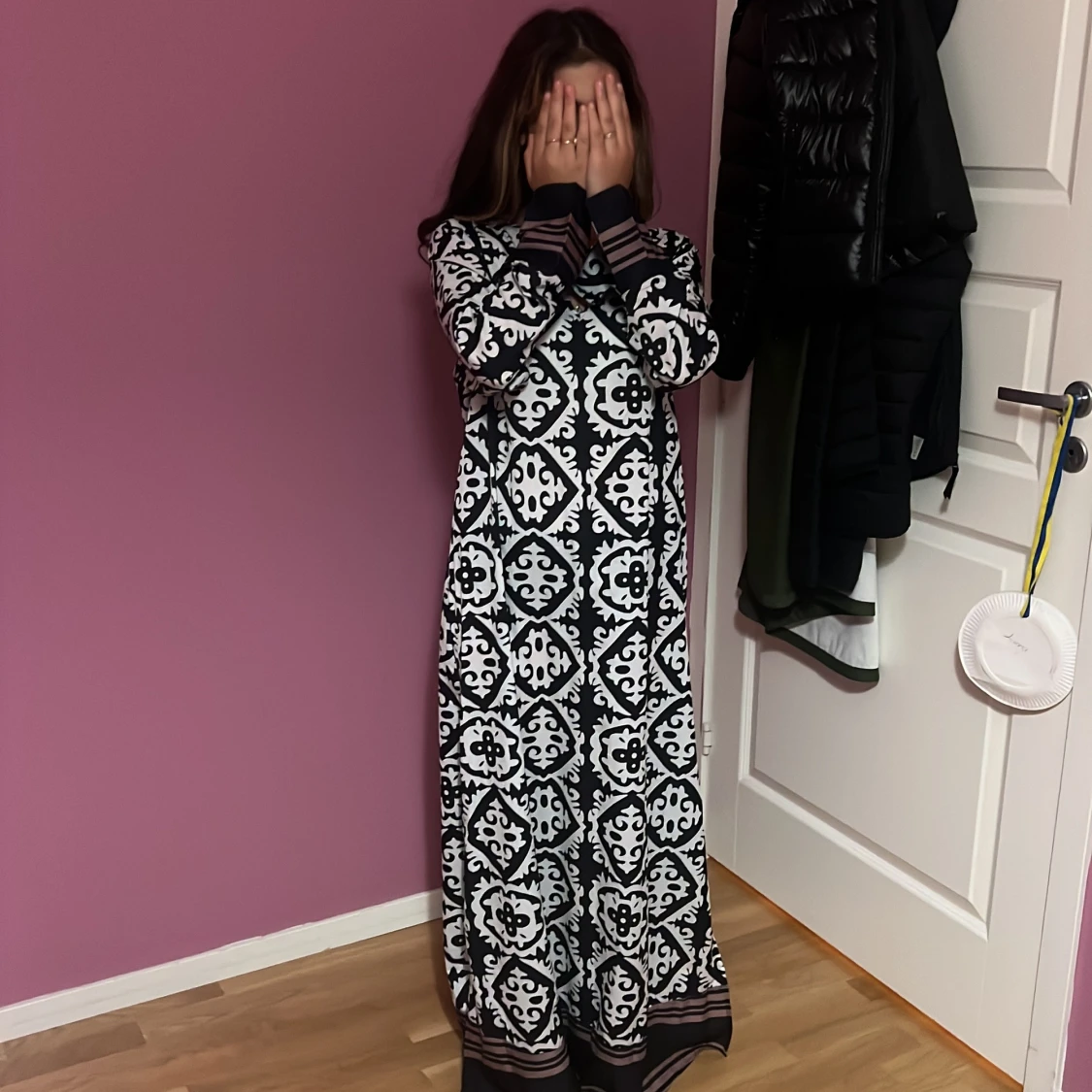 Svartvit långklänning med mönster