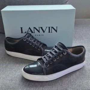 Lanvins - Grå sneakers i gott skick förutom viss slitage på insidan av hälen och på sulan. Storlek 40/UK6