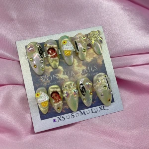 Yeosang (XS);Meidum Almond - Unika press-on naglar i skimrande pärlemor med 3D-dekorationer som glass, rosetter, Ateez Yeosang och stenar. En modell i Medium almond med detaljer i gult, vitt, svart logo. Perfekt för dig som vill sticka ut med kreativa och konstnärliga naglar. I storlek XS: 14 mm, 11 mm, 11,5 mm, 10 mm, 8 mm 