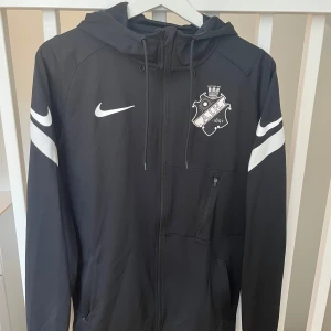 Svart Nike AIK hoodie - Nike AIK hoodie som laget reste i under 2021. Finns inte att få tag på längre
