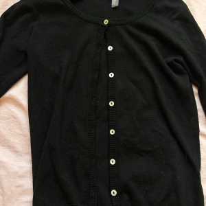 Svart kofta med stjärndetalj från Culture - Svart kofta från Culture i storlek XS, använd ändast en gång så i helt nytt skick. Kontakta innan köp!