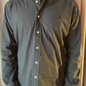 Ralph Lauren skjorta  - Snygg svart skjorta från Ralph Lauren i slim fit-modell. Tillverkad i stretchig poplin-bomull för en bekväm passform. Skjortan är i riktigt bra skick🤗  Priset är ej hugget i sten🤗