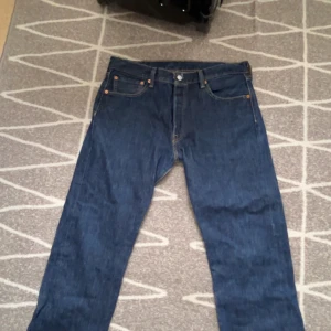 Levi's 501  - Ett par Levis 501, köptes förra sommaren men aldrig kommit till användning då de är för små. Hör av er vid intresse eller frågor så löser vi, priset e inte hugget i sten vid snabb och smidig affär🙌