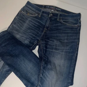 Blå jeans från U.S. Polo Assn. - Snygga blå jeans från U.S. Polo Assn. Riktigt bra skick med en snygg tvätt för en mer avslappnad stil. Hör av dig om du har någon fundering.☺️