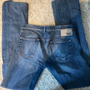 Diesel jeans - Säljer ett par klassiska blå Diesel jeans med snygg tvätt och bootcut/raka. Säljer då jag tycker att de inte sitter så bra på mig 💗 storlek 29/34 och de är långa i benen, långa på mig som är 175. Hör av er vid frågor 💗priset är diskuterbart 