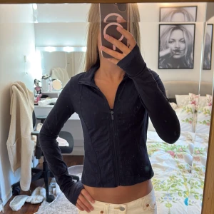 Mörkblå träningsfleece  - Säljer denna mörkblåa träningsfleecen som jag bara har använt några få gånger ❤️