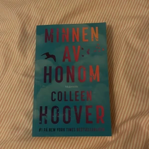 Minnen av honom - En känslosam och gripande roman om förlust, hopp och försoning. Perfekt för dig som gillar starka berättelser om kärlek och att hitta tillbaka till livet. Boken har hyllats av läsare och är #1 på New York Times bestsellerlista. Säljer eftersom jag inte har plats💕