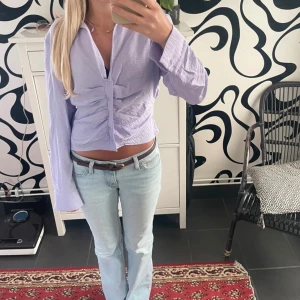 Ljuslila skjorta Gina Tricot - Lila skjorta från Gina tricot i storlek M.