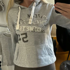 glittrig hoodie - vintage hoodie från superdry med glitter detaljer 💓