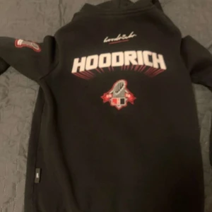 Svart Hoodrich - Snygg hoodie från hoodrich, säljer pga kommer inte till användning längre. Pris kan diskuteras. 