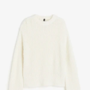 Vit stickad tröja - Säljer en supermysig vit stickad tröja som är perfekt för kyliga dagar. Den är croppad och har långa ärmar med ribbade muddar. Tröjan är i  nytt skick och passar perfekt till både vardag och fest. Perfekt för höst och vinter! Är storlek L men passar alla storlekar neråt också