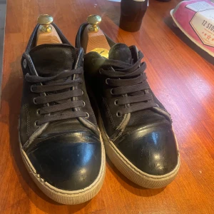 Lanvin - Säljer ett par lanvin i storlek 41, skicket är okej då den är använda, skorna har ett par defekter som syns på bilderna, original sulor tillkommer. Priset är ej hugget och kan gå ner vid snabb affär, mvh tigerresell