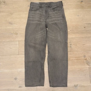 Grå loose fit jeans från H&M - Gråa jeans från H&M, loose fit. Perfekta för en avslappnad och trendig stil. Storlek W31 L32