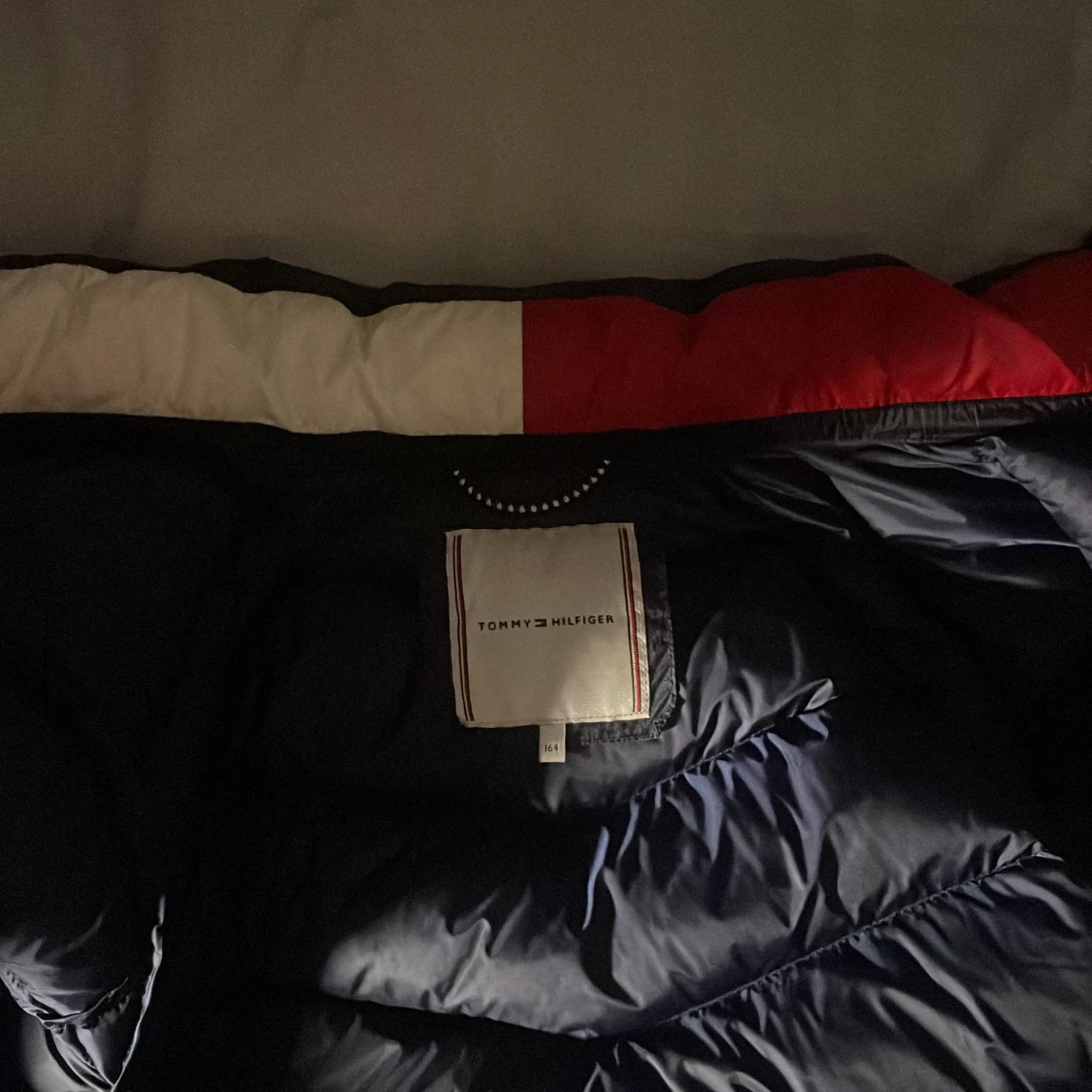 Mörkblå pufferjacka Tommy Hilfiger - 1