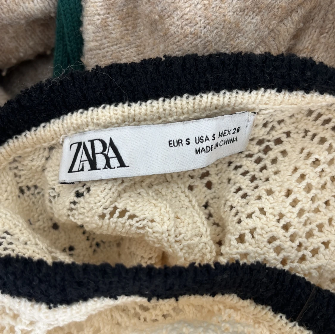 Stickad tröja med volang från Zara - 3