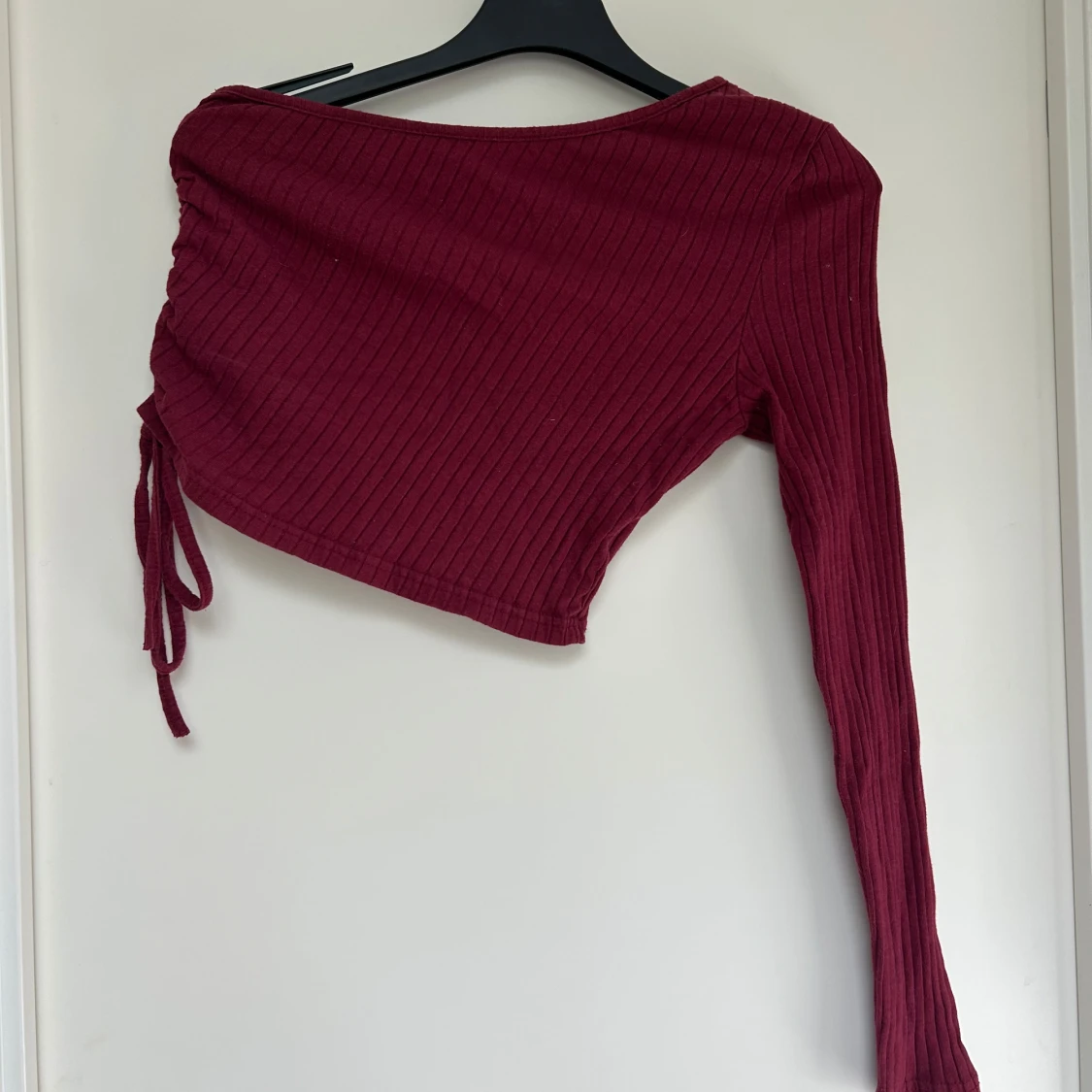 Vinröd croppad oneshoulder topp