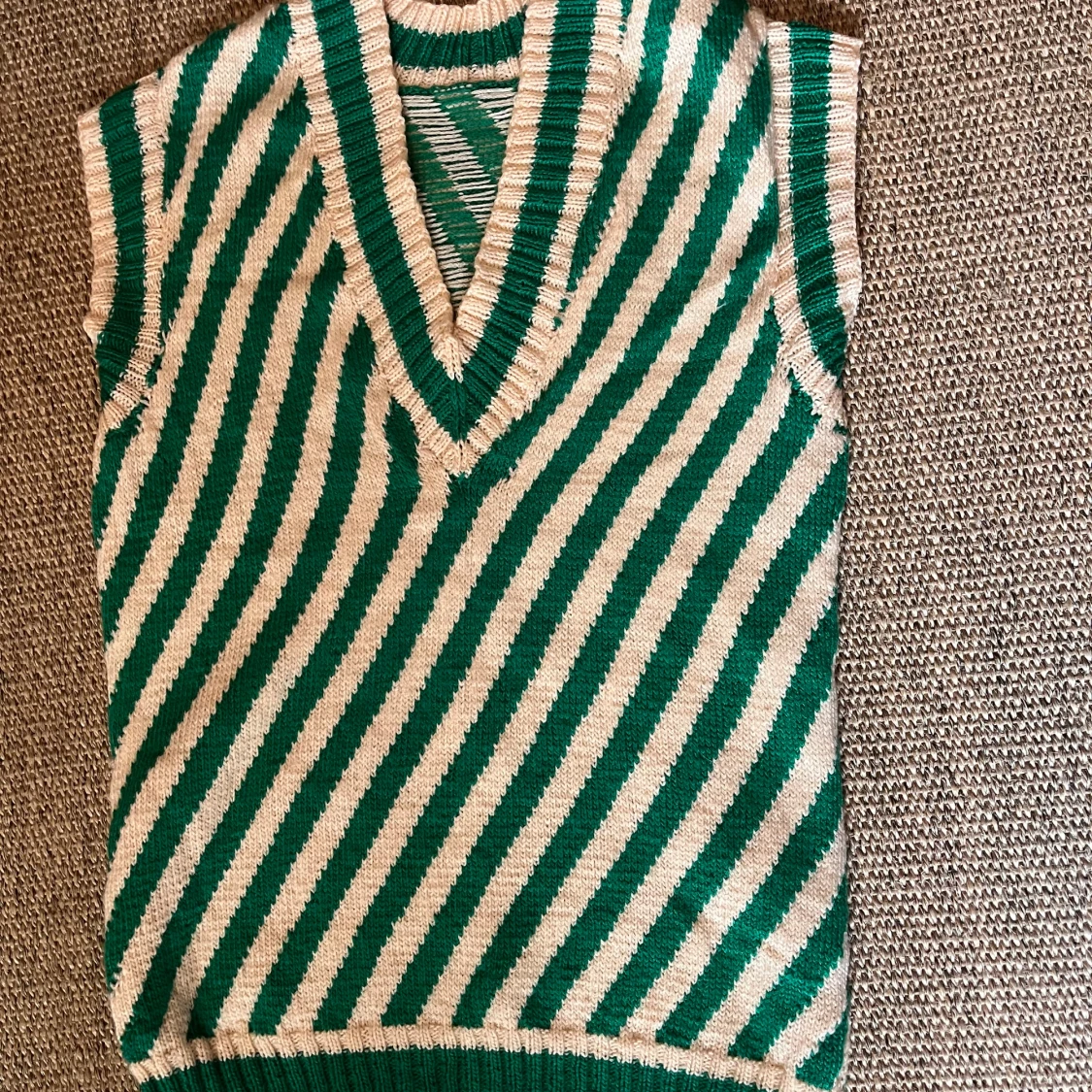 Randig stickad väst i grönt och beige