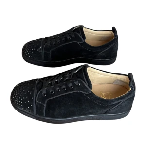 Christian Louboutin skor - Christian Louboutin sneaker cristal nitar. Limited modell. Storlek 40.5 med Dustbag! Skick 8.5/10 fattas en liten kristal. Pris 3490kr finns att köpa på våran hemsida, Fashionels.com 