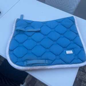 EQUESTRIAN STOCKHOLM schabrak  - Fint schabrak från EQUESTRIAN STOCKHOLM! Det är lite sumtsigt men det går säkert och tvätta bort! Hopp schabrak i storlek full!