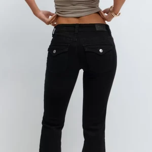 Svarta bootcut jeans från - Svarta jeans från Perfect Jeans i bootcut-modell med snygga fickdetaljer bak och silverfärgade knappar. Jeansen har normal midja och är tillverkade i klassiskt denimtyg. Perfekta för dig som gillar en tidlös och clean look.