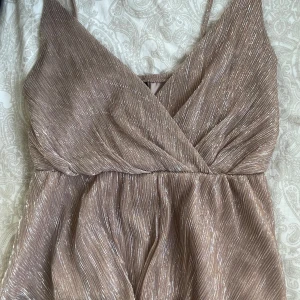 Champagne fest topp - Snygg fest tröja från Gina Tricot i fin champagne färg. Ny med lappar i storlek xs 💕💕